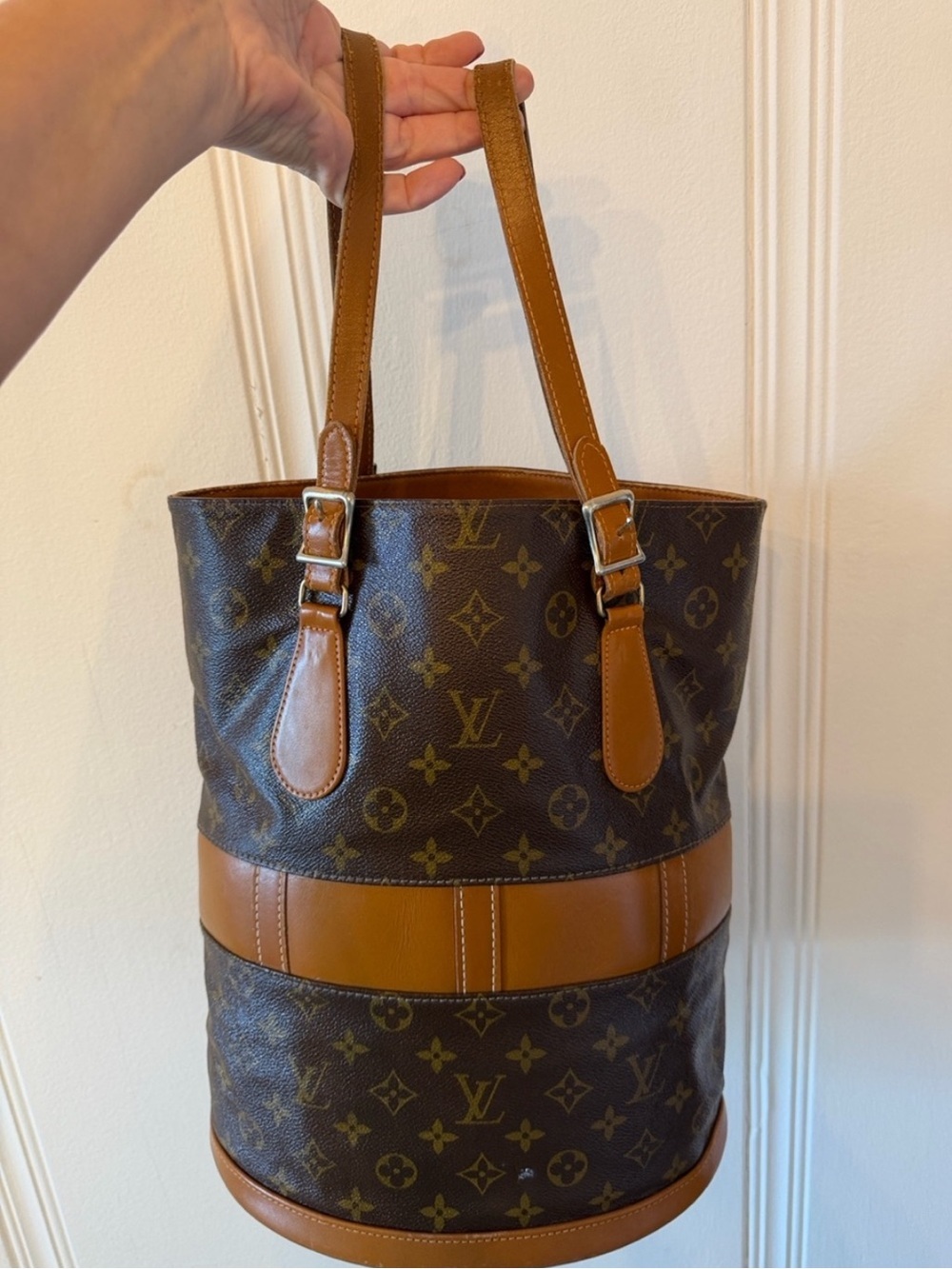 Vintage Louis Vuitton
Monogram Bucket GM Tote Matching Pouch HIGHLY SOUGHT AFTER - Picture 4 of 17